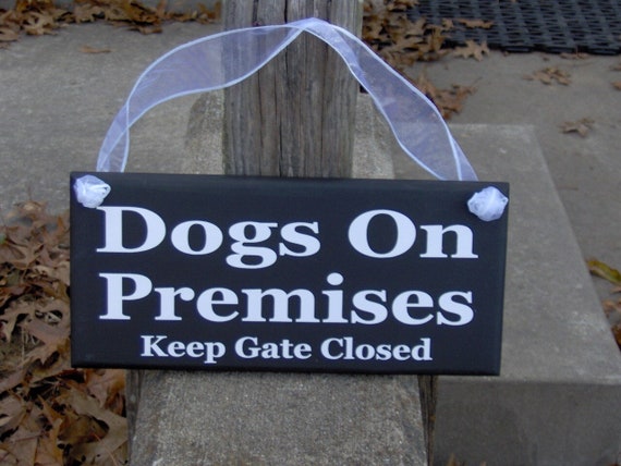 Dogs On Premises Sign Keep Gate Closed Pet Owner Supplies Outdoor Private Property Garden Sign for Fence or Gate Home Decor Wood Vinyl Signs