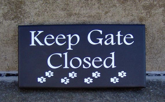 Keep Gate Closed Sign Paw Prints Sign for Gate Door or Fence for  Dogs Home Owner Pet Signage for Outdoor Yard Decor Wood Vinyl Plaque