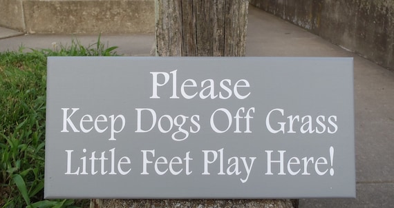 Family Yard Sign Please Keep Dogs Off Grass Little Feet Play Here Wood Vinyl Decorative Front Lawn Sign for Homes