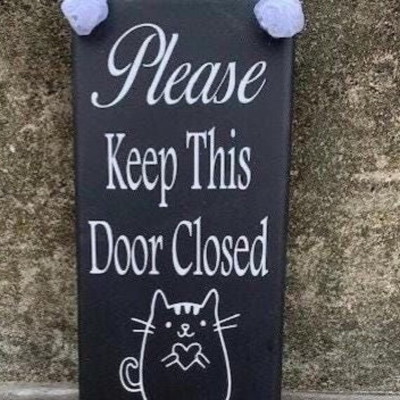 Keep Door Closed Cat Dog Door Hanger Sign Wood Vinyl Front Entrance Functional Signage Year Round Plaque For Home or Businesses Door Display