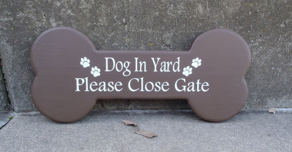 Dog Bone Cutout Shape Sign Dog In Yard Please Close Gate Paw Prints Wooden Vinyl Sign Warning Plaque for Gate or Fence Dog Owner Gift Decor