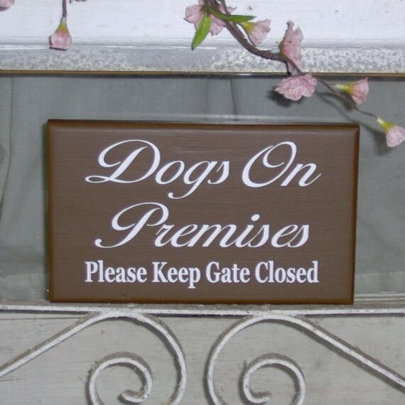 Dogs On Premises Please Keep Gate Closed Wood Vinyl Sign Country Brown Yard Gate Outdoor Decoration Entry Door Hanger Pet Sign Beware Of Dog