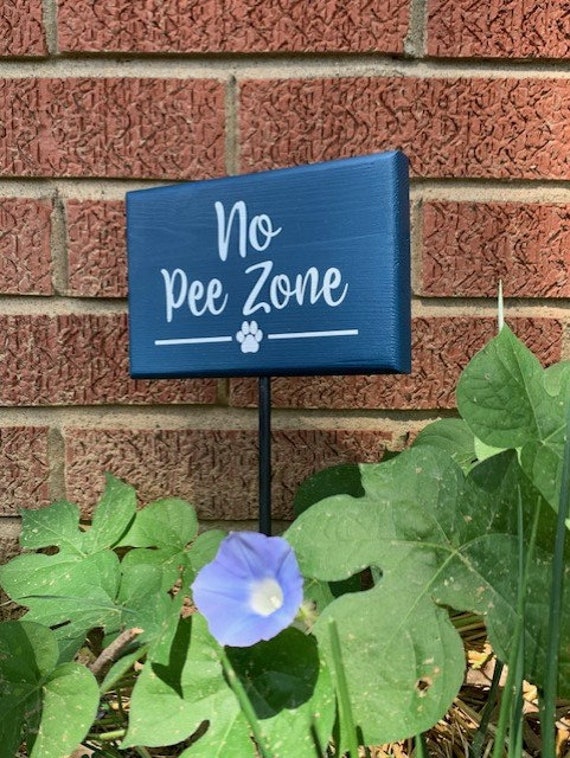 No Dogs Pee Zone Decorative Yard Signs for Outdoors Front Lawn Garden Sign on a Stake Home or Business Landscape Plaque Wood Vinyl Signage