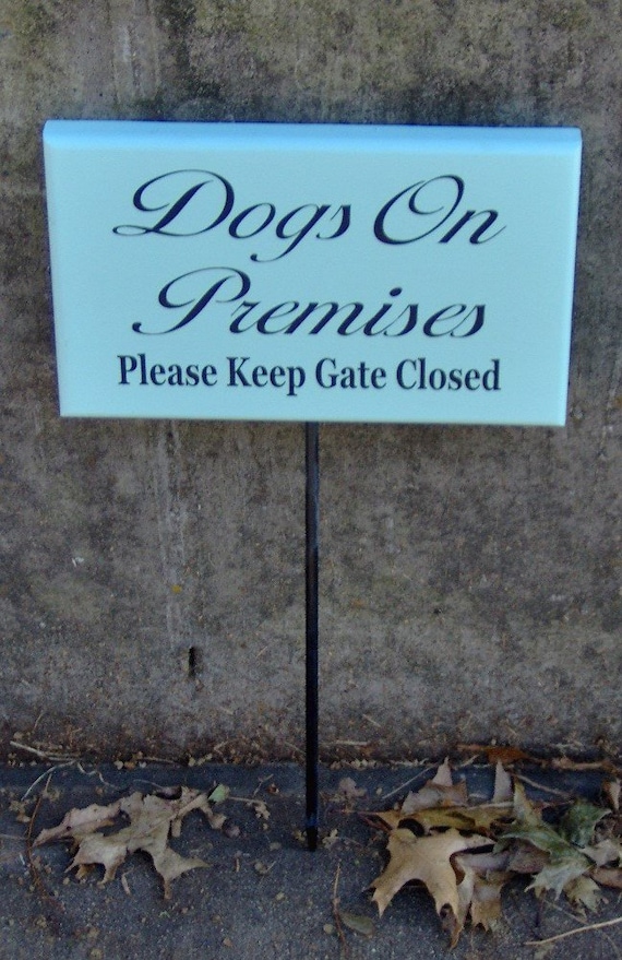 Dogs Premises Sign Please Keep Gate Closed Yard Stake Signs Outdoor Fence Gate Decor Property Security Back Lawn Landscape Wood Vinyl Plaque