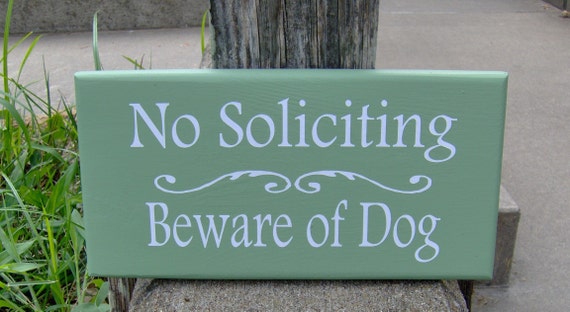 Dogs In Yard Please Keep Gate Closed Wood Vinyl Signs Security Gate Sign Dog Lover Gift Guard Dog Door Hanger Dog Signs New Home Puppy Yard