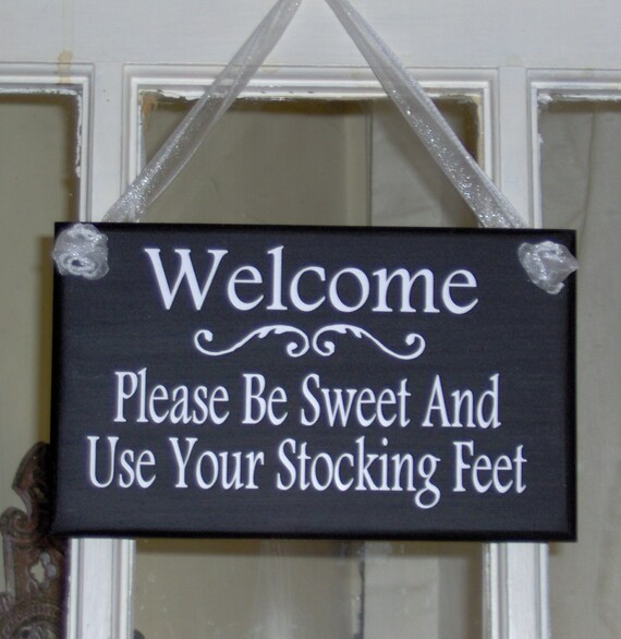 Welcome Please Be Sweet Use Stocking Feet Wood Vinyl Sign Wall Sign Home Decor Door Hanger Porch Signs Take Off Shoes Remove Shoes Yard Sign