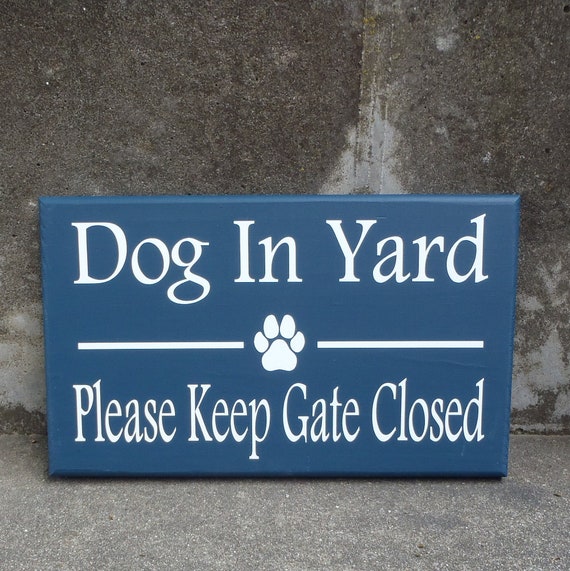 Wooden Sign for Home Decor Dog In Yard Please Keep Gate Closed Wood Vinyl Signage for Backyard Gate Door Unique Dog Owner Gift for Homes