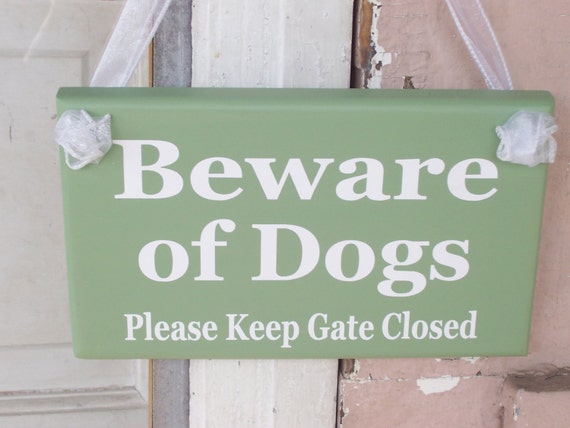 Security Dog Wood Signs Beware of Dogs Keep Gate Closed Outdoor Fence Signs for Pet Backyard Gate Plaque for Homeowners Wood Vinyl Decor