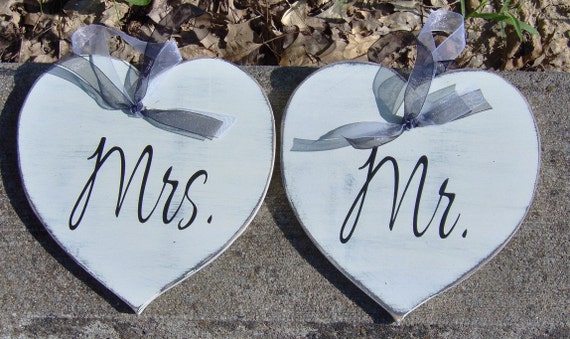 Mr Mrs Heart Chair Signs Rustic Farmhouse Distressed Wood Vinyl Signs Heart Shape Cutout Wedding Signage Decorations for Events and Parties