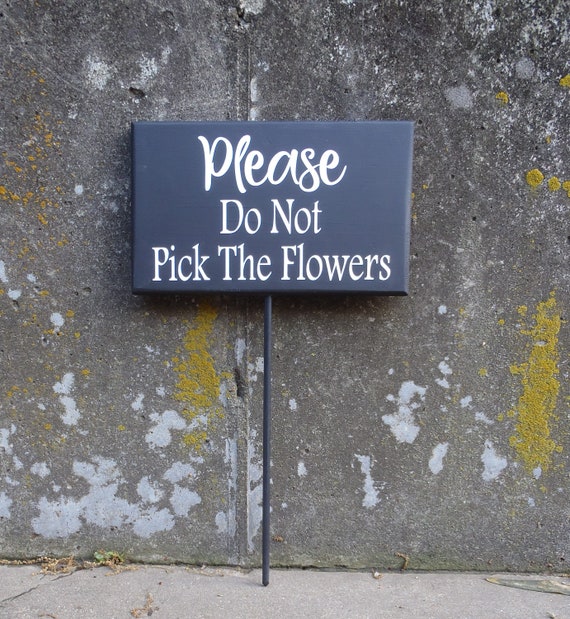 Please Do Not Pick The Flowers Wood Vinyl Sign Flower Bed Signage for Front Yard or Backyard Home or Business Wooden Yard Sign Plaque Decor