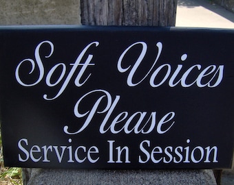 Soft Voices Please Service In Session Letrero de vinilo de madera Señalización comercial interior Suministros de decoración para el hogar y la oficina para colgar en la puerta o la pared