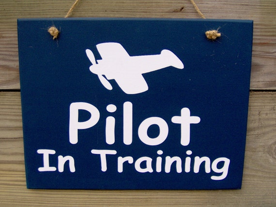 Child Door Sign Pilot In Training Wood Vinyl Sign Boy Kid Door Hanger Bedroom Fort Tree House Home Decor Navy Blue Airplane Wall Art Signage