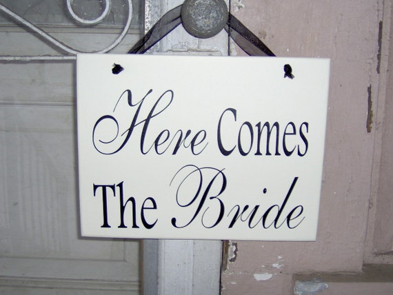 Wedding Sign Here Comes The Bride Wood Vinyl Sign Flower Girl Ring Bearer Wedding Plaque Photo Prop Supplies Unique Gift Bridal Shower Decor