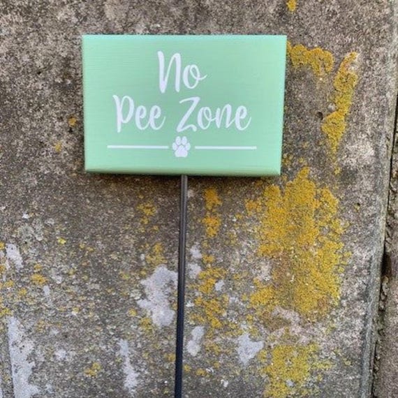 No Dog Pee sign for Outdoor Yard Plants Lawn and Gardening Landscape Garden Decorating Keep Out of Flowerbed Sign on Stake Wood Vinyl Gift