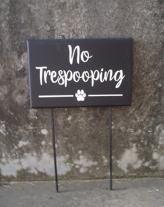 No Dog Poop Sign No Trespooping Wood Vinyl Pick Up Dog Poop Sign Neighborhood Friendly Yard Sign for Homes and Businesses Exterior Lawn Sign