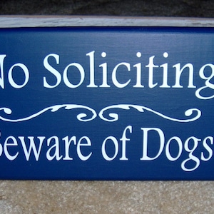 Señal de vinilo de madera para el hogar, con texto en inglés No Soliciting Beware Of Dogs, para propietarios de mascotas, puerta delantera, porche, entrada, decoración al aire libre, decoración para propietarios de viviendas, arte NavyBlue w/White Let