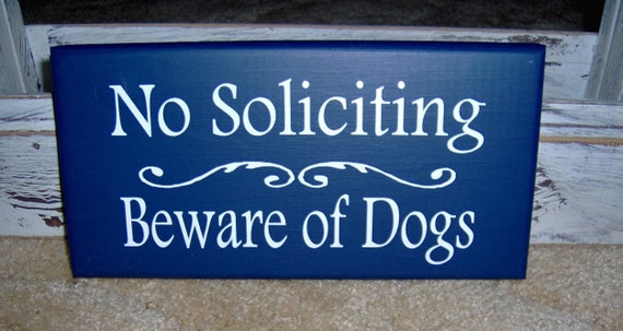 No Soliciting Beware Of Dogs Sign for Home Wood Vinyl Signage for Pet Owners Front Door Porch Entry Decor Outdoor Home Owner Decorations Art