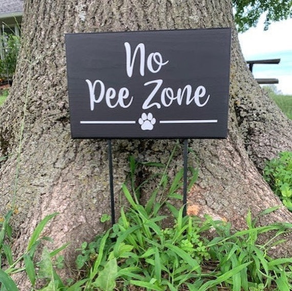 No Dog Pee Property Signs Fun Decorative No Pee Zone Sign for the Front Yard Wood Vinyl Signage for Home or Business Lawn Care Plaque Art