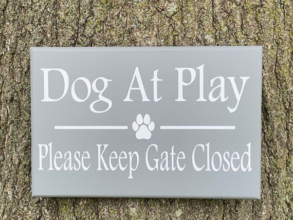 Sign for Gate Door Dog At Play Sign Please Keep Gate Closed Outdoor Home Decorative Directional Signage for Home or Office  Wood Vinyl Decor