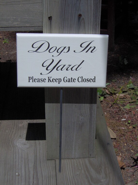 Dog Gate Signs Keep Gate Closed Outdoor Yard Sign on Stake Home Decor Pet Owner Accessories Gifts Lawn Backyard Landscape Wood Vinyl Plaque