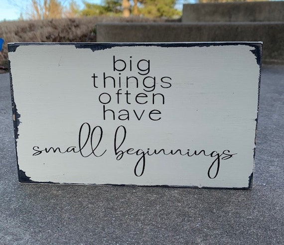 Big Things Sign Decorative Inspirational Gift Wood Quote Shelf Sitter Sign Tiered Tray Decor for Home or Office Desk Decor