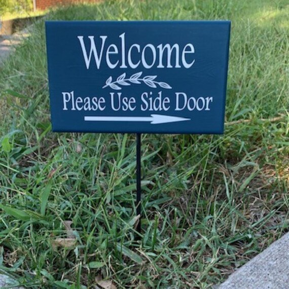 Welcome Sign on Stake for Yard Directional Use Side Door or Other Doors Sign with Arrow Outdoor Entry Home or Office Decor Wood Vinyl Plaque