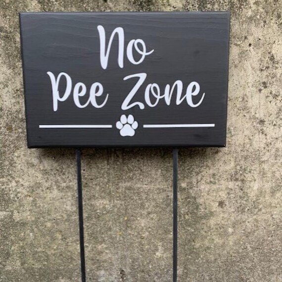 No Dog Pee Property Signs Fun Decorative No Pee Zone Sign for the Front Yard Wood Vinyl Signage for Home or Business Lawn Care Plaque Art