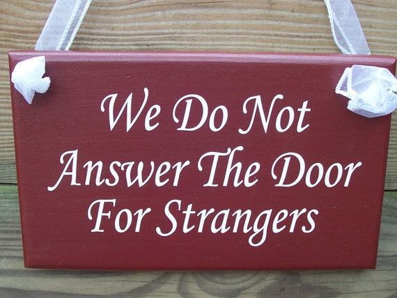 We Do Not Answer The Door For Strangers Wood Sign Vinyl Primitive County Rustic Red Door Hanger Housewarming Gift New House Home Decor Sign