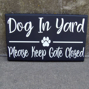 Dog In Yard Sign Please Keep Gate Closed Sign with Paw Print Outdoor Yard Plaque For Home for Dog Lover Backyard Entry Gate Wood Vinyl Signs