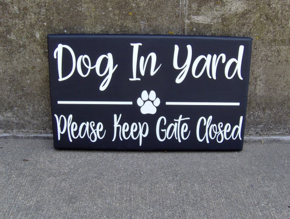 Dog In Yard Sign Please Keep Gate Closed Sign with Paw Print Outdoor Yard Plaque For Home for Dog Lover Backyard Entry Gate Wood Vinyl Signs