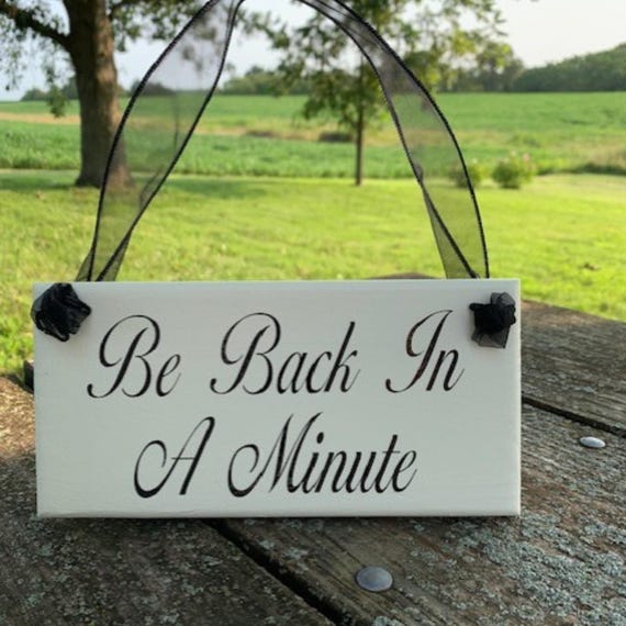 Business Door Sign Be Back In Minute Wood Vinyl Signage Hanging Office Door Decor Retail Shop Signs for Flower Shops Boutiques Stores Salon