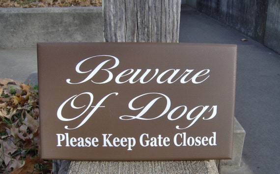 Beware of Dogs Sign Please Keep Gate Closed Outdoor Yard Sign for Fence Home Decor Backyard Hanging Warning Plaque Wood Vinyl Sign for House