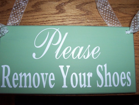 Please Remove Shoes Wood Vinyl Sign Front Door Sign Wreath Hanger Porch Sign Plaque Door Decor Green Wall Hanging Custom Sign Take Off Shoes