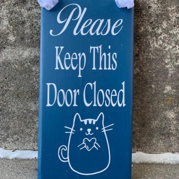 Cat Sign for Home Front Doors Dog Hanging Door Signs for Pet Owners Everyday Decorative House Gift Ideas Keep Door Closed Wood Vinyl Signs