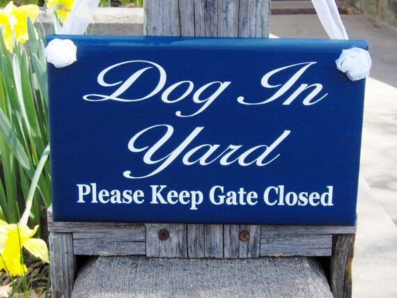 Sign for Backyard Gate for Dog In Yard Please Keep Gate Closed Wood Vinyl Sign Gifts for Dog Parents Unique Personalized Handmade Door Decor