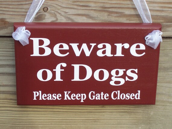 Beware of Dogs Please Keep Gate Closed Gate Outdoor Sign Fence Decor for Homes Yard Gate Door Hanger or Wall Decor Warning Wood Vinyl Signs
