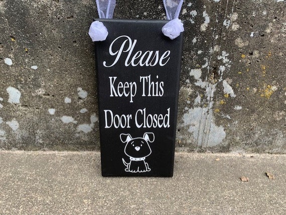 Keep Door Closed Pet Supplies Dog Wood Vinyl Sign Front Door Entrance Functional Signage Plaques Decor for Homes and Businesses Year Round