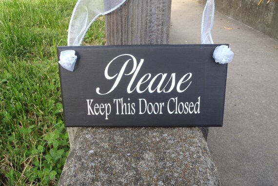 Front Door Please Keep Door Closed Wood Vinyl Sign Entry Outdoor Door Plaque Home Sign Business Decor Office Signage Everyday Hanging Sign