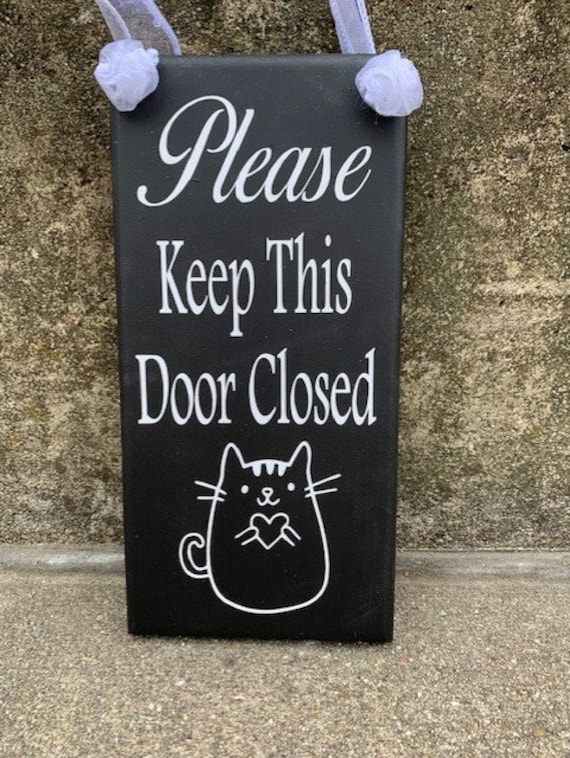 Keep Door Closed Cat Dog Door Hanger Sign Wood Vinyl Front Entrance Functional Signage Year Round Plaque For Home or Businesses Door Display