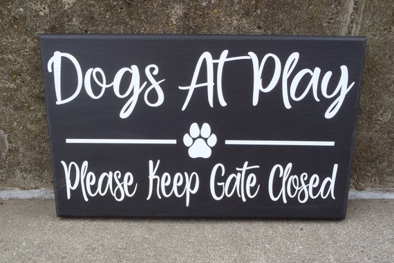 Dog At Play Please Keep Gate Closed Wood Vinyl Home Gate Sign Decor