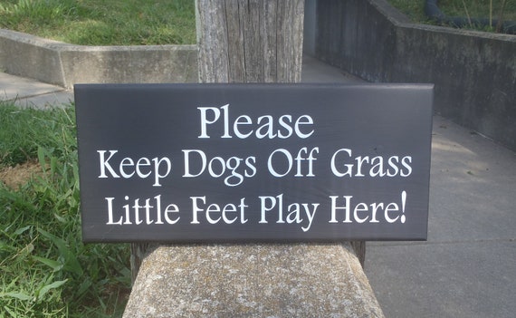 Please Keep Dogs Off Grass Little Feet Play Here Wood Vinyl Sign Front Outdoor Yard Sign Backyard Decor Personalized Exterior Signs For Home