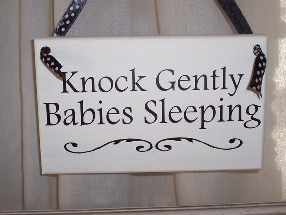 Knock Gently Babies Sleeping Wood Vinyl Sign New Mom Baby Shower Gift Quiet Baby Sleeping Door Hanger Sign Wall Hang Decor Nursery Signage