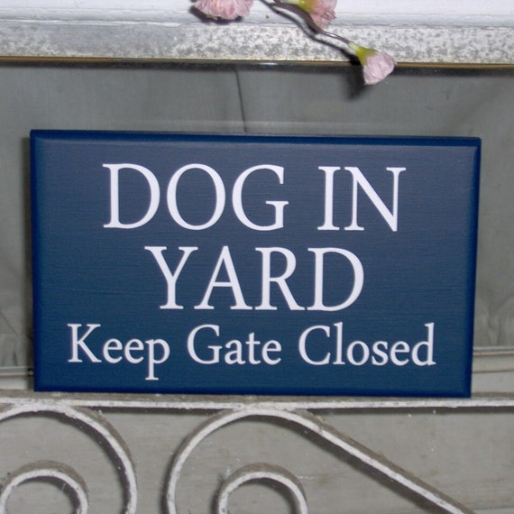 Dog In Yard Sign for Gate Keep Gate Closed Fence Pet Sign Gift for Outdoor Home Dog Decor Warning Plaque for House Wood Vinyl Signs Custom