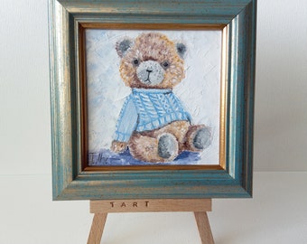 Ours en peluche dans un pull bleu 4 x 4 pouces Mini peinture à l'huile encadrée sur support cadeau prêt à l'emploi original petite oeuvre d'art