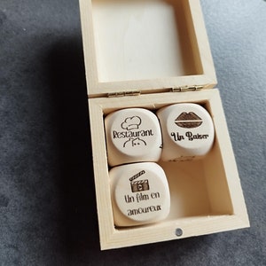 Coffret personnalisé contenant 3 dés de décisions en bois gravés spécial Couples, cadeau idéal Saint Valentin, Jeu à deux, pour les amoureux