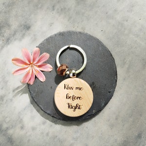 Llavero de madera personalizado, diseños grabados por las 2 caras para cada ocasión, elegante artesanía local, solo o con su magnífica perla en el anillo.