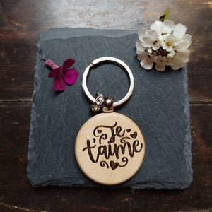 Llavero de madera personalizado, diseños grabados por las 2 caras para cada ocasión, elegante artesanía local, solo o con su magnífica perla en el anillo.