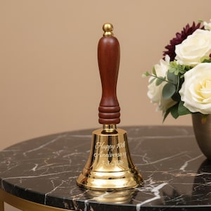 Campana de escritorio de profesor de latón personalizada, con mango de madera grabado, recuerdo vintage.