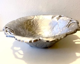 Bol decorativo grande de aluminio fundido de estilo vintage, fabricado en India.