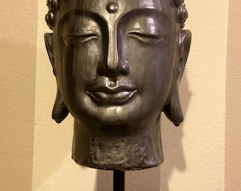 Escultura vintage de cabeza de Buda de cerámica extragrande (19” x 10”) montada sobre un soporte de metal